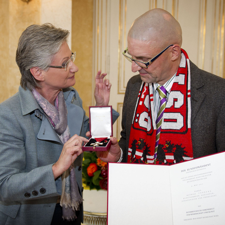 Vorschau Kulturministerin Schmied überreichte Mathias Forberg das Österreichische Ehrenkreuz für Wissenschaft und Kunst