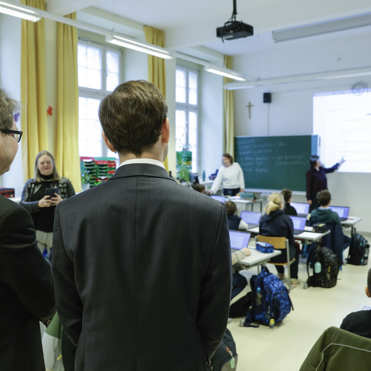 Bildungsminister Polaschek und OeAD-Geschäftsführer Calice: erste Schule Österreichs als „Digitale Schule“ ausgezeichnet - Bild Nr. 11792
