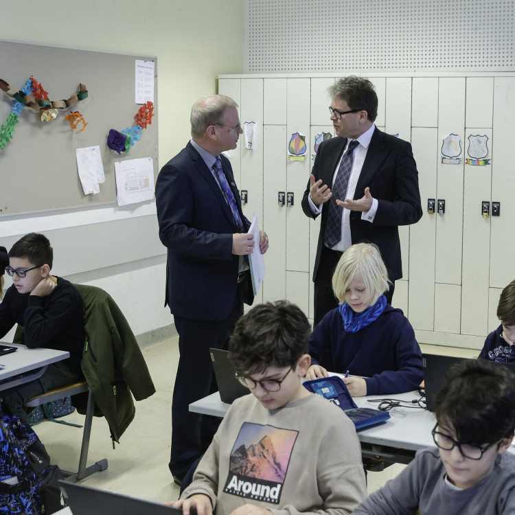 Bildungsminister Polaschek und OeAD-Geschäftsführer Calice: erste Schule Österreichs als „Digitale Schule“ ausgezeichnet - Bild Nr. 11794