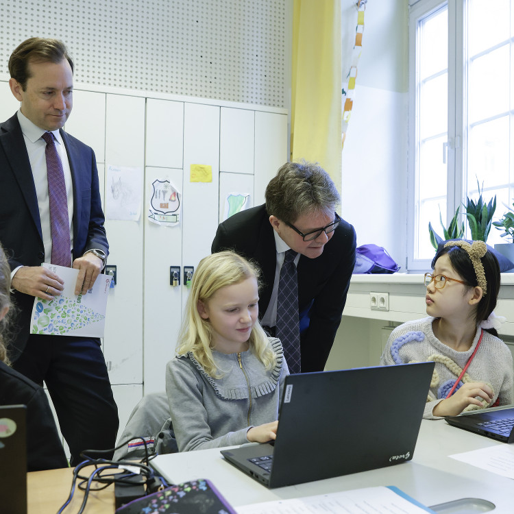 Bildungsminister Polaschek und OeAD-Geschäftsführer Calice: erste Schule Österreichs als „Digitale Schule“ ausgezeichnet - Bild Nr. 11795
