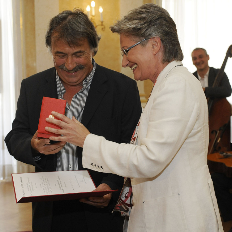 Vorschau BM Schmied überreichte den Mitgliedern von STS das Goldene Ehrenzeichen für Verdienste um die Republik Österreich