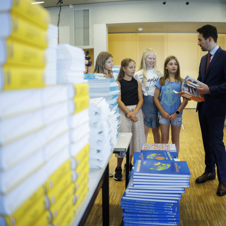 Fototermin zum Schulstart 2025 mit Bundesminister Christoph Wiederkehr - Bild Nr. 15909