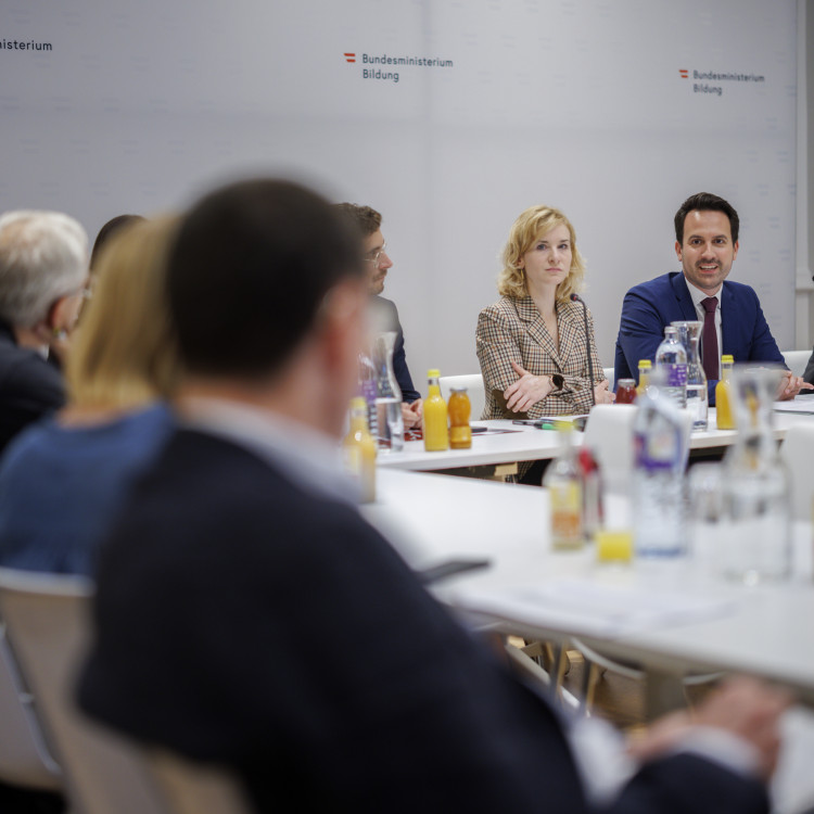 BMB Pressegespräch: OECD präsentiert Daten zum österreichischen Bildungssystem - Bild Nr. 15968