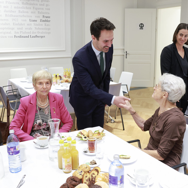 Bildungsminister ehrt Zeitzeuginnen und Zeitzeugen, die Schulen besuchen. - Bild Nr. 16050