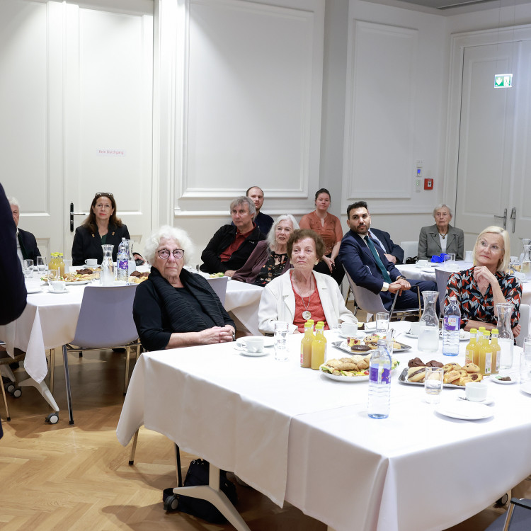 Bildungsminister ehrt Zeitzeuginnen und Zeitzeugen, die Schulen besuchen. - Bild Nr. 16058