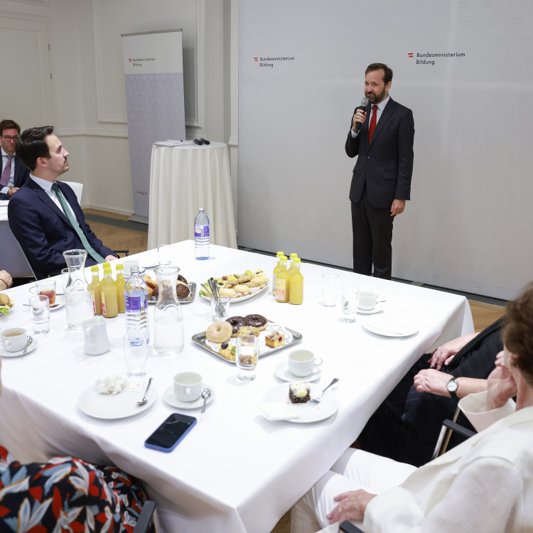 Bildungsminister ehrt Zeitzeuginnen und Zeitzeugen, die Schulen besuchen. - Bild Nr. 16061