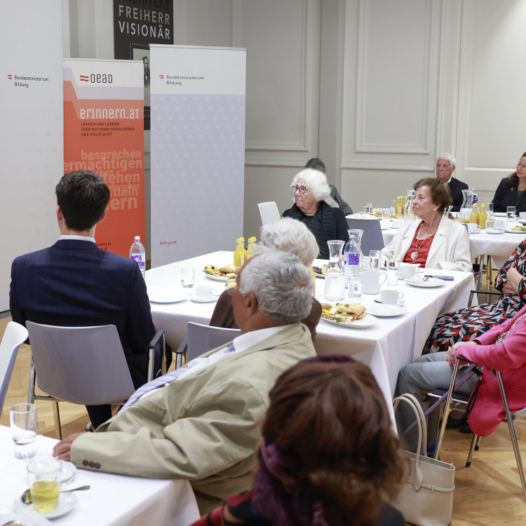 Bildungsminister ehrt Zeitzeuginnen und Zeitzeugen, die Schulen besuchen. - Bild Nr. 16062