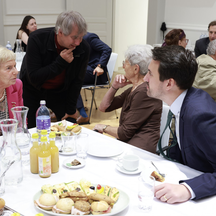 Bildungsminister ehrt Zeitzeuginnen und Zeitzeugen, die Schulen besuchen. - Bild Nr. 16080