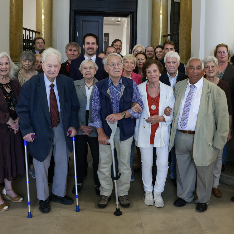 Bildungsminister ehrt Zeitzeuginnen und Zeitzeugen, die Schulen besuchen. - Bild Nr. 16087