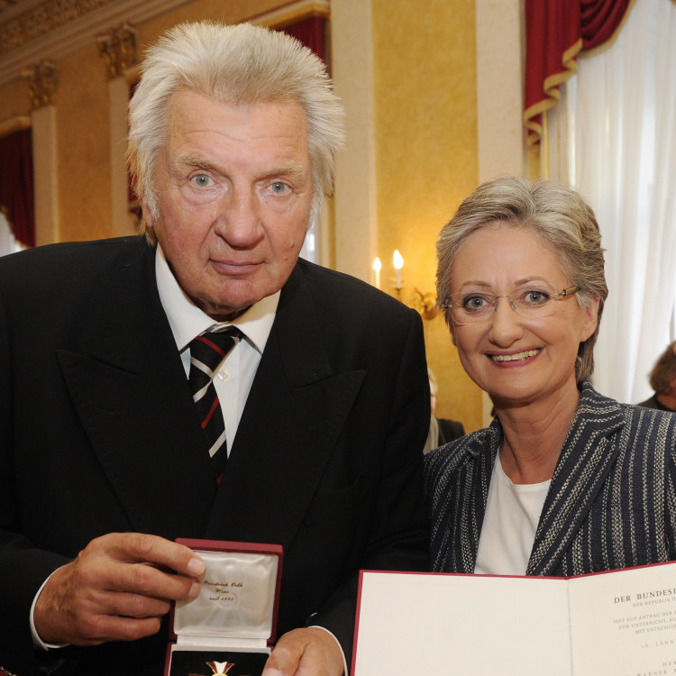 Vorschau Kulturministerin Schmied zeichnete Werner Schneyder mit dem Österreichischen Ehrenkreuz für Wissenschaft und Kunst I. Klasse aus