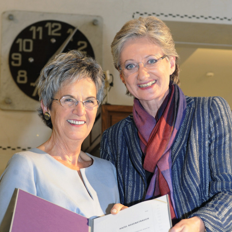 Kulturministerin Claudia Schmied überreichte Kulturwissenschaftlerin Hazel Rosenstrauch den Österreichischen Staatspreis für Kulturpublizistik 2012 - Bild Nr. 2100