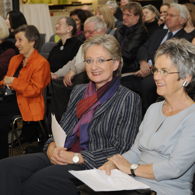 Kulturministerin Claudia Schmied überreichte Kulturwissenschaftlerin Hazel Rosenstrauch den Österreichischen Staatspreis für Kulturpublizistik 2012 - Bild Nr. 2102
