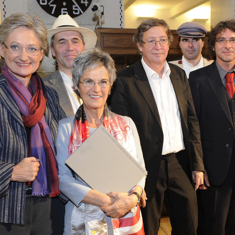 Kulturministerin Claudia Schmied überreichte Kulturwissenschaftlerin Hazel Rosenstrauch den Österreichischen Staatspreis für Kulturpublizistik 2012 - Bild Nr. 2104