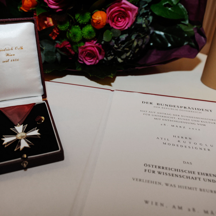 Vorschau Kulturministerin Claudia Schmied überreichte Atil Kutoglu das Österreichische Ehrenkreuz für Wissenschaft und Kunst
