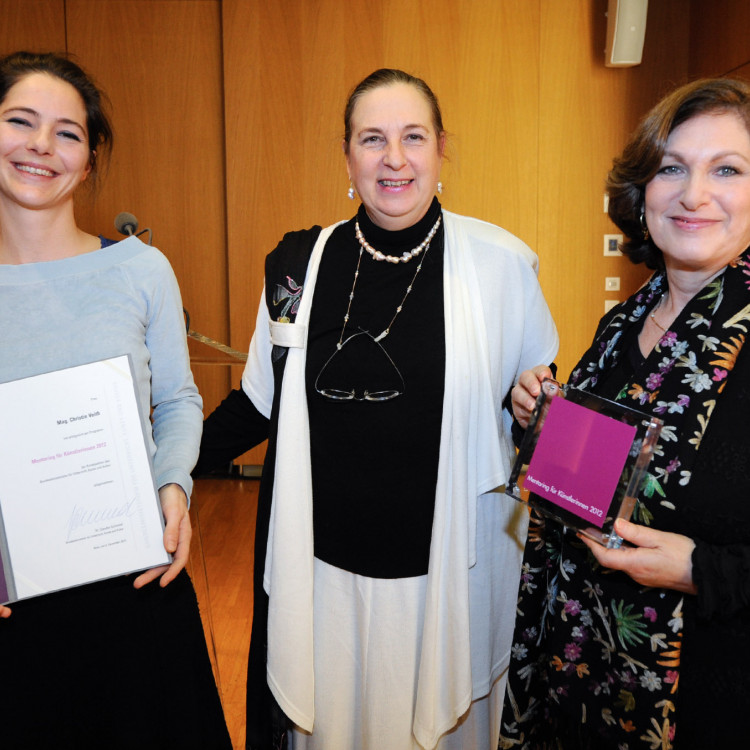 Kulturministerin Schmied: "MENTORING von Künstlerinnen für Künstlerinnen" 2012 erfolgreich fortgesetzt und abgeschlossen - Bild Nr. 2214