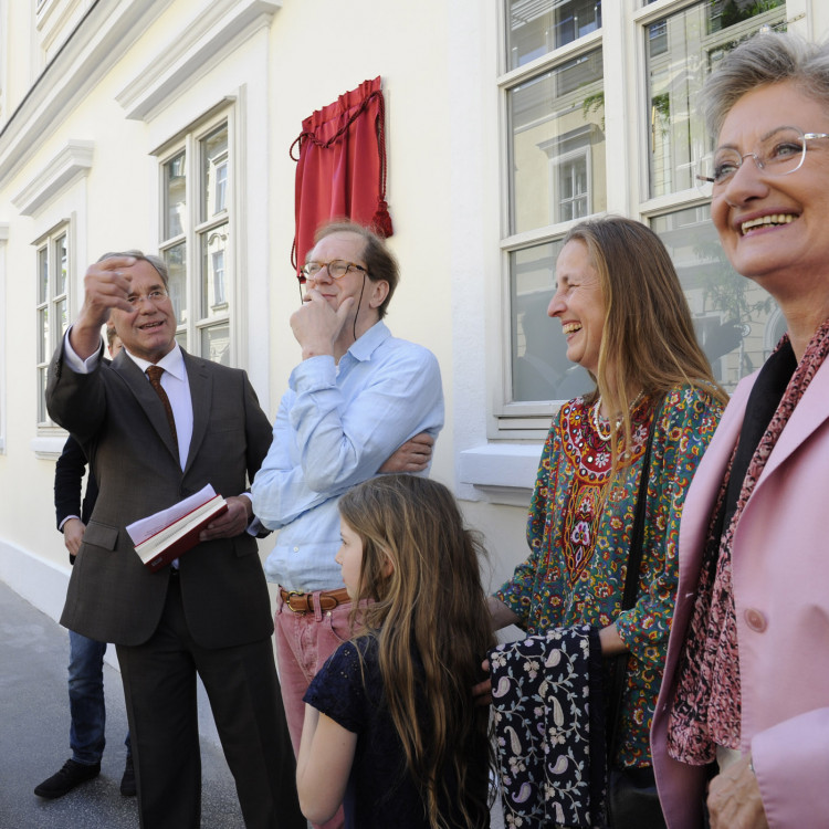 Schriftsteller Josef Winkler erhält Ehrentafel an seinem ehemaligen Wohnhaus - Bild Nr. 2645