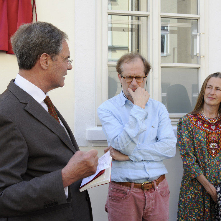 Schriftsteller Josef Winkler erhält Ehrentafel an seinem ehemaligen Wohnhaus - Bild Nr. 2647