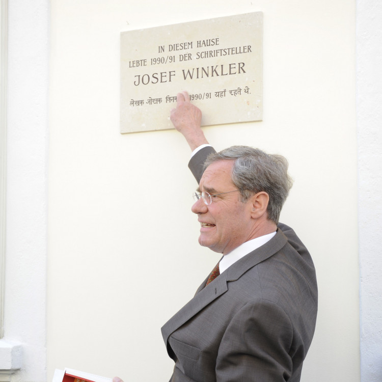 Schriftsteller Josef Winkler erhält Ehrentafel an seinem ehemaligen Wohnhaus - Bild Nr. 2653