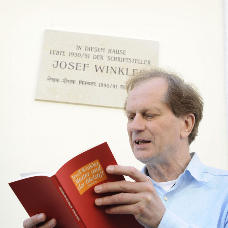 Schriftsteller Josef Winkler erhält Ehrentafel an seinem ehemaligen Wohnhaus - Bild Nr. 2655