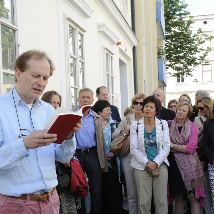 Schriftsteller Josef Winkler erhält Ehrentafel an seinem ehemaligen Wohnhaus - Bild Nr. 2656