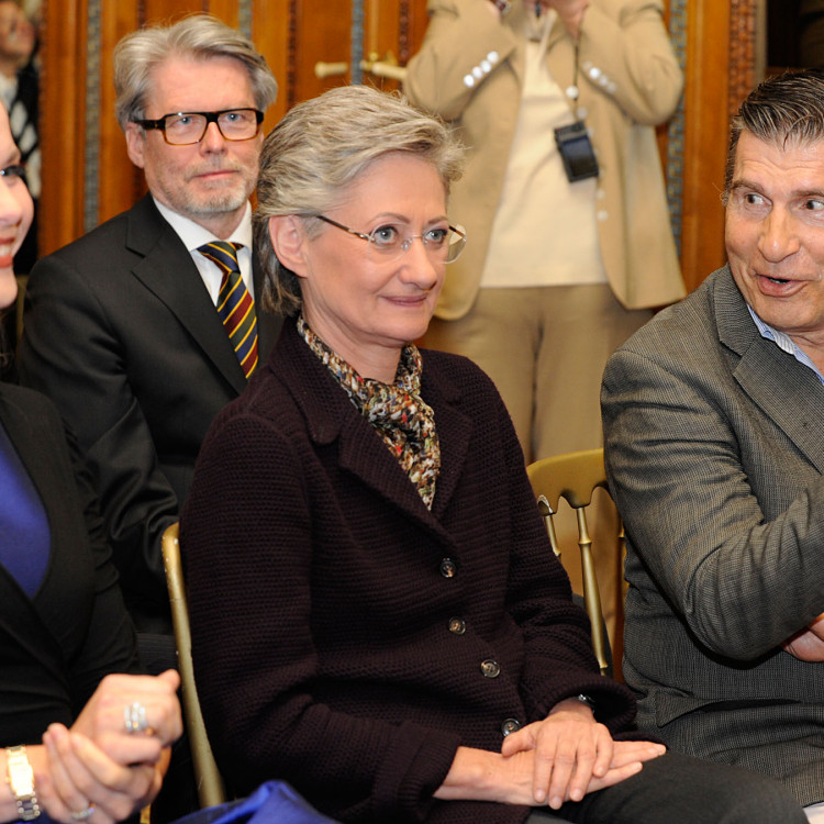 Bundesministerin Dr. Claudia Schmied verleiht Elina Garanca den Berufstitel „Kammersängerin“. - Bild Nr. 2675