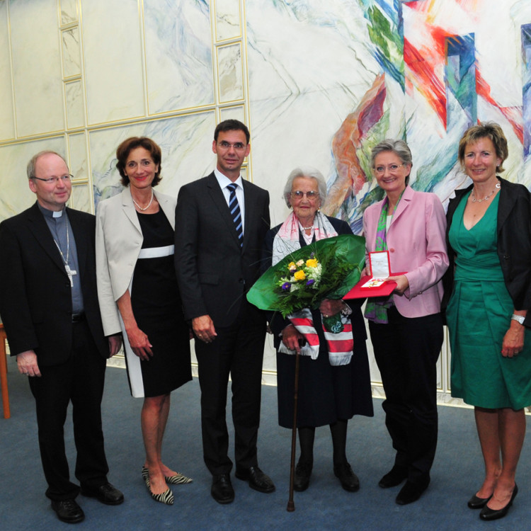 BM Dr. Claudia Schmied anlässlich der Verleihung des Goldenen Verdienstzeichens der Republik Österreich an Eleonore Schönborn - Bild Nr. 2899