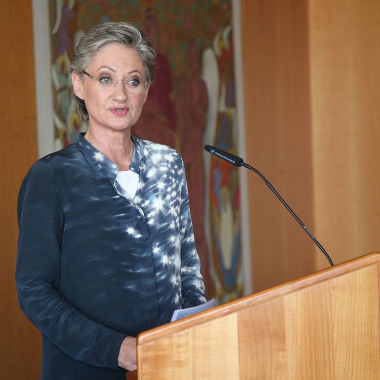 Salzburg: Kulturministerin Dr. Claudia Schmied verleiht den Großen Österreichischen Staatspreis an Erwin Wurm - Bild Nr. 2974