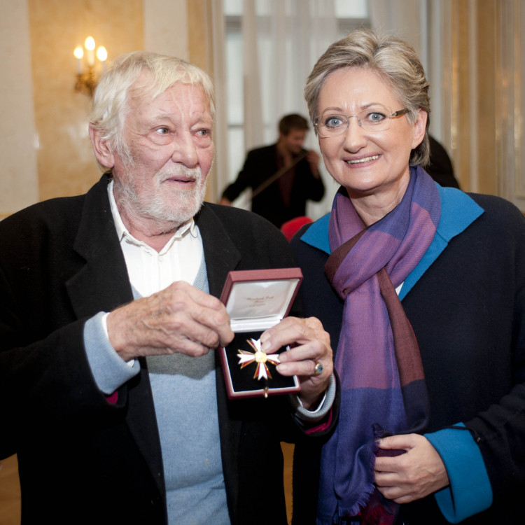 Vorschau BM Schmied verlieh Dietmar Schönherr das Österreichische Ehrenkreuz für Wissenschaft und Kunst I. Klasse