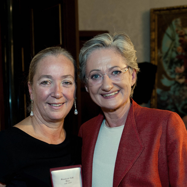 Ministerin Dr. Claudia Schmied verleiht Dr. Agnes Husslein-Arco das Österreichische Ehrenkreuz für Wissenschaft und Kunst - Bild Nr. 3147