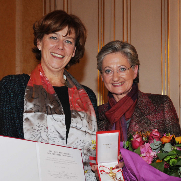 Kulturministerin Dr. Claudia Schmied zeichnet Südtiroler Politikerin aus - Bild Nr. 3272