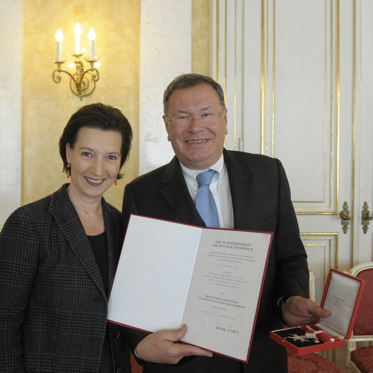 Verleihung des Großen Silbernen Ehrenzeichens für den amtsführenden Präsidenten HR Hermann Helm - Bild Nr. 3568