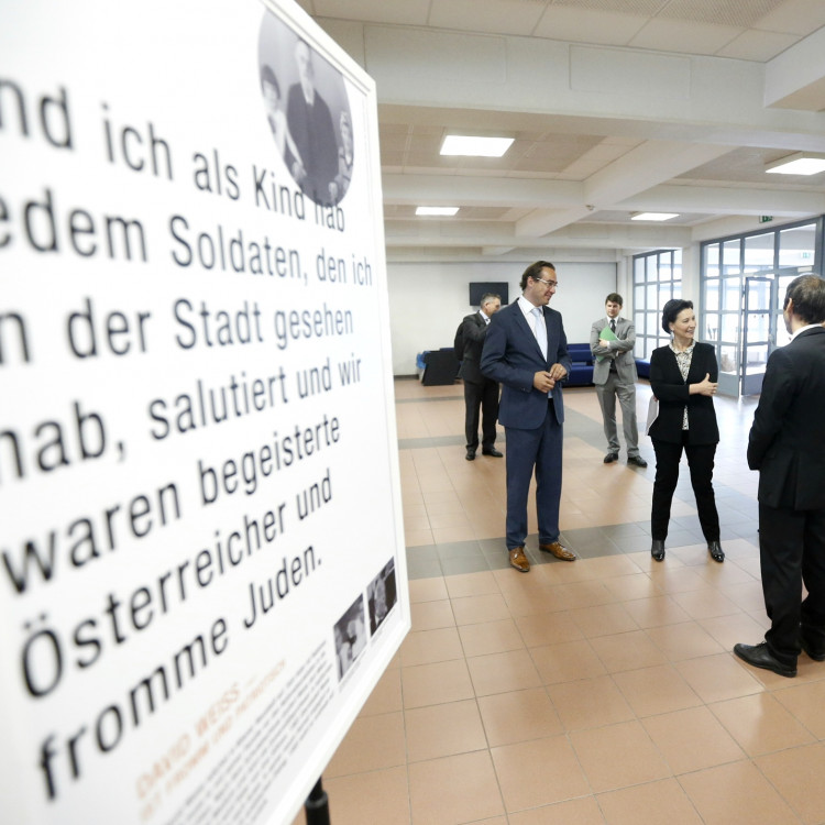 Besuch der HTL Ettenreichgasse und Eröffnung der Wanderausstellung: "Darüber sprechen" - Bild Nr. 3938