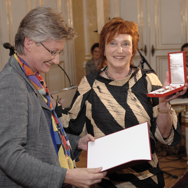 BM Claudia Schmied ehrt VALIE EXPORT mit dem Großen Goldenen Ehrenzeichen für Verdienste um die Republik Österreich - Bild Nr. 398