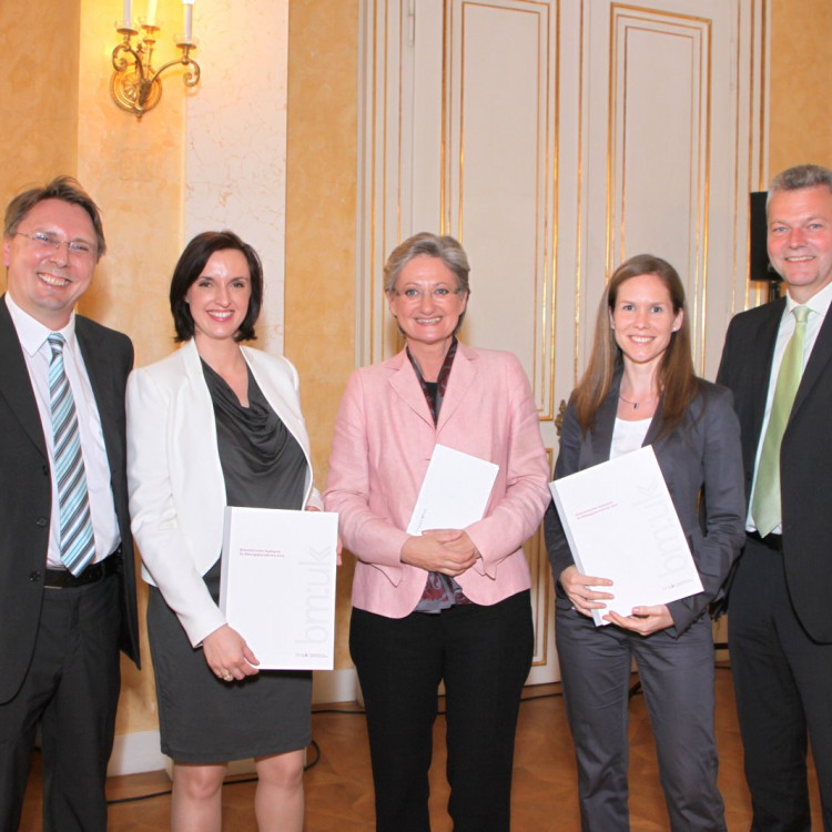 Vorschau Ministerin Schmied verlieh Staatspreis für Bildungsjournalismus 2011