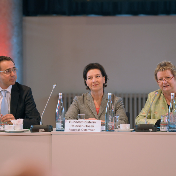 Bundesministerin Gabriele Heinisch-Hosek bei der KultusministerInnenkonferenz  in Essen - Bild Nr. 4451