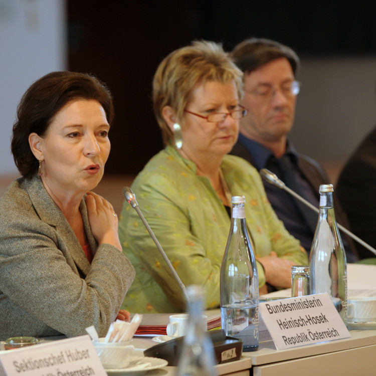 Bundesministerin Gabriele Heinisch-Hosek bei der KultusministerInnenkonferenz  in Essen - Bild Nr. 4452