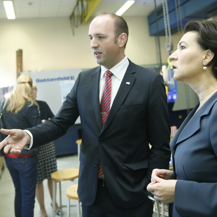 Bundesministerin Gabriele Heinisch-Hosek besucht das TGM - Bild Nr. 4500