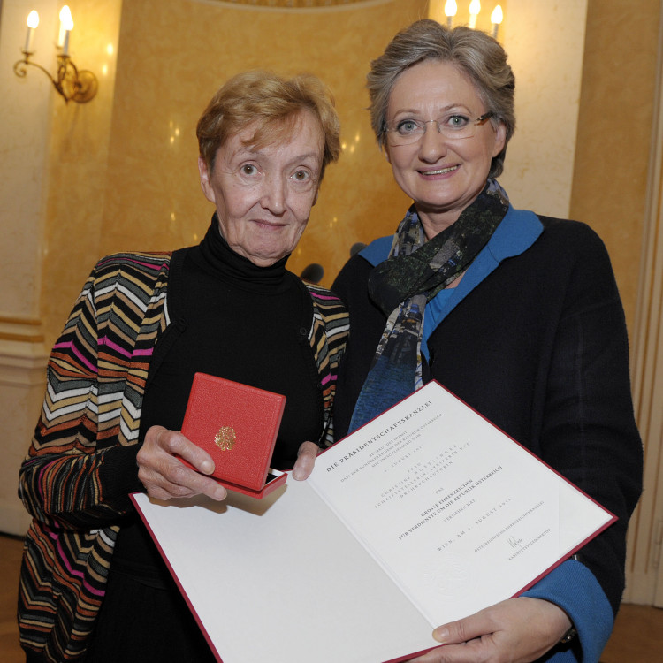 Vorschau BM Schmied überreichte Christine Nöstlinger das 'Große Ehrenzeichen für Verdienste um die Republik Österreich'