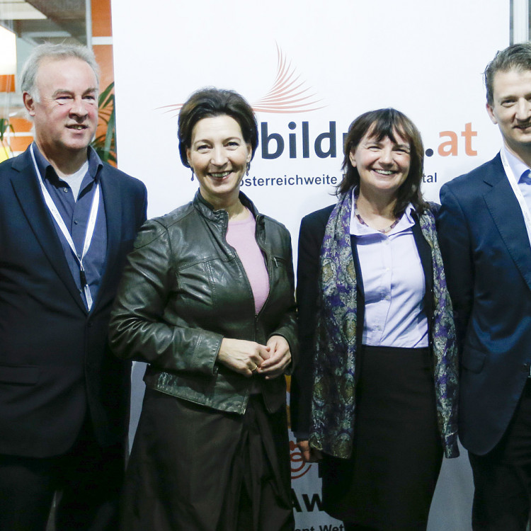 Bundesministerin Gabriele Heinisch-Hosek eröffnet die Interpädagogica 2014 - Bild Nr. 4957
