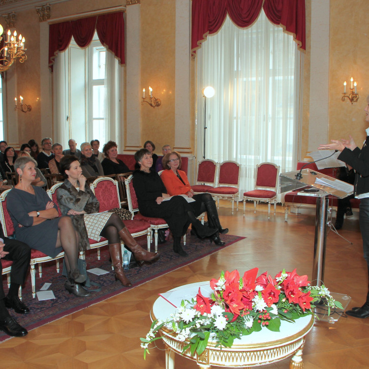 Bundesministerin Heinisch-Hosek überreicht Theaterintendantin Barbara Klein hohe staatliche Auszeichnung - Bild Nr. 5054