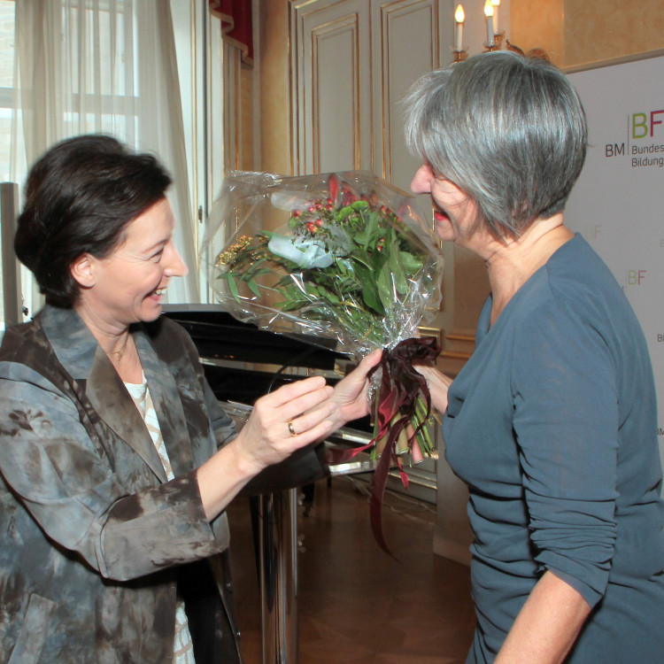 Bundesministerin Heinisch-Hosek überreicht Theaterintendantin Barbara Klein hohe staatliche Auszeichnung - Bild Nr. 5063