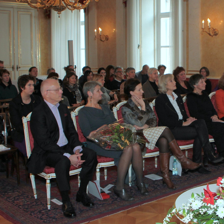 Bundesministerin Heinisch-Hosek überreicht Theaterintendantin Barbara Klein hohe staatliche Auszeichnung - Bild Nr. 5066