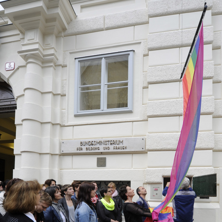 Hissen der Regenbogenfahne vor dem BMBF - Bild Nr. 5516