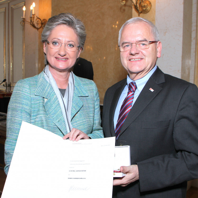 Bundesehrenzeichen-Verleihung an Freiwillige des Österreichischen Jugendrotkreuzes durch Bundesministerin Claudia Schmied - Bild Nr. 566