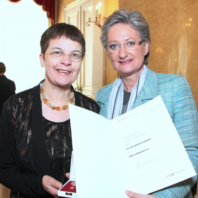 Bundesehrenzeichen-Verleihung an Freiwillige des Österreichischen Jugendrotkreuzes durch Bundesministerin Claudia Schmied - Bild Nr. 586