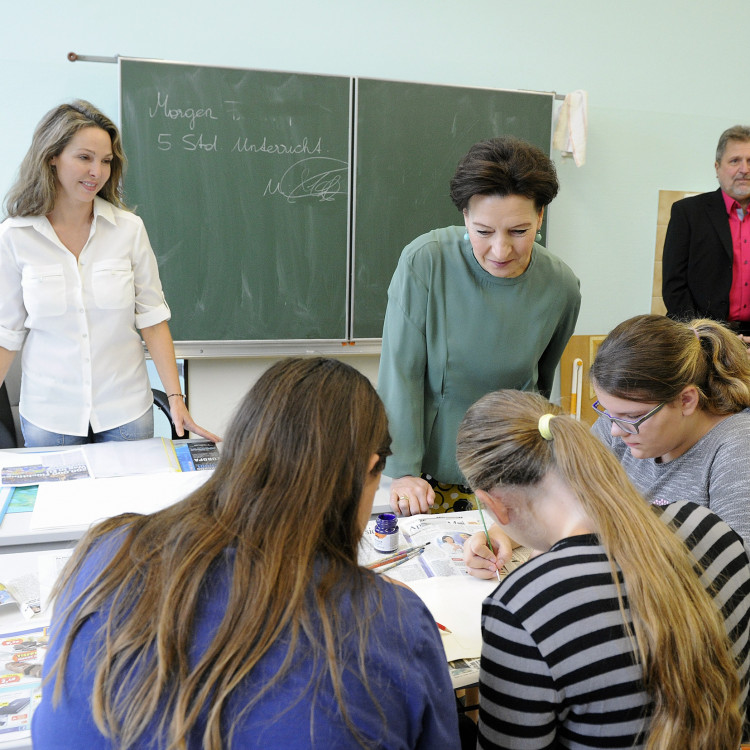 Bundesministerin Gabriele Heinisch-Hosek präsentiert Willkommensaktion für Flüchtlingskinder - Bild Nr. 5898