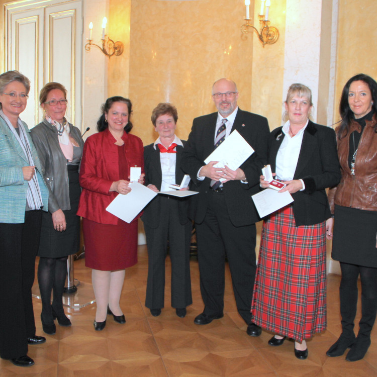 Bundesehrenzeichen-Verleihung an Freiwillige des Österreichischen Jugendrotkreuzes durch Bundesministerin Claudia Schmied - Bild Nr. 592