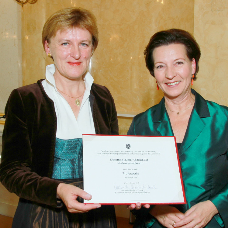 Bundesministerin Gabriele Heinisch-Hosek verlieh fünf hohe Auszeichnungen - Bild Nr. 5932