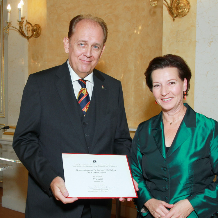 Bundesministerin Gabriele Heinisch-Hosek verlieh fünf hohe Auszeichnungen - Bild Nr. 5933