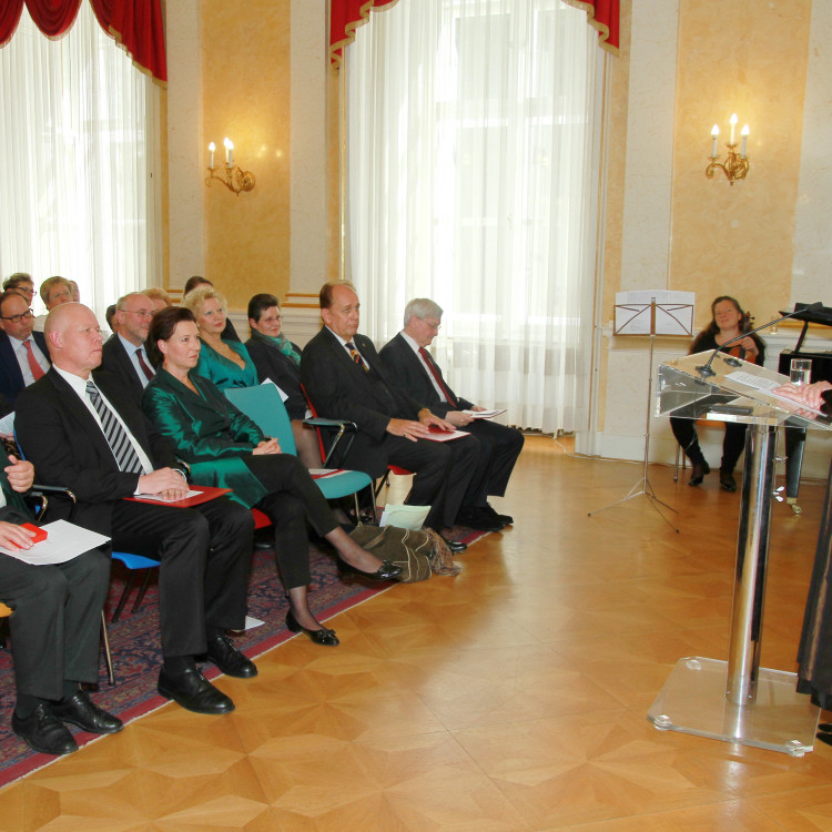 Bundesministerin Gabriele Heinisch-Hosek verlieh fünf hohe Auszeichnungen - Bild Nr. 5935